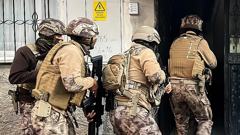 FETÖ'ye Türkiye Genelinde Darbe: 27 İlde Eş Zamanlı Operasyon, 101 Gözaltı!