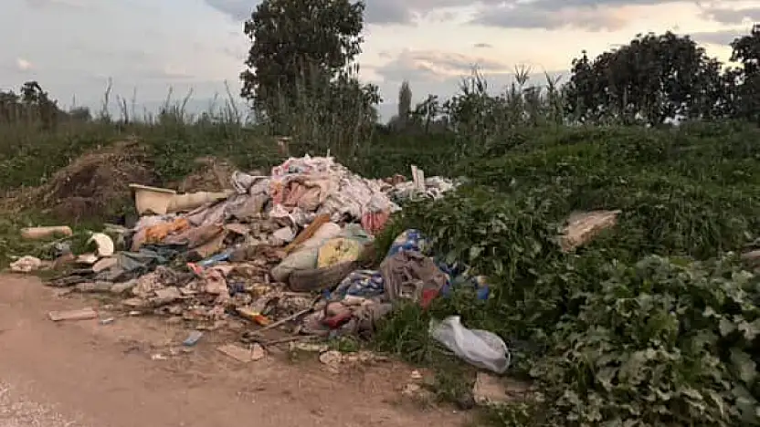 HÜRRİYET MAHALLESİ'NDE YOL ÇÖPLÜĞE DÖNDÜ VATANDAŞLAR TEPKİLİ: 'BELEDİYE MÜDAHALE ETMİYOR'