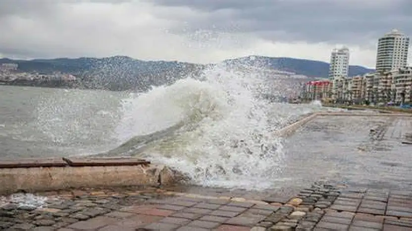 İzmir Valiliği'nden Kuvvetli Fırtına Uyarısı