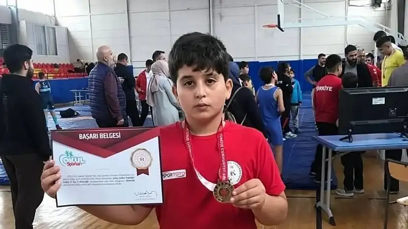 Karaburç'un Gururu: Hüseyin Arda Karadede İzmir'de İl Birincisi Oldu