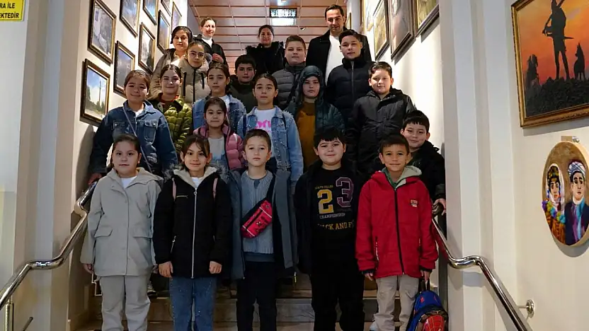 Karne Hediyesini Alan Öğrenciler, Başkan Okuroğlu'na Teşekkür Etti