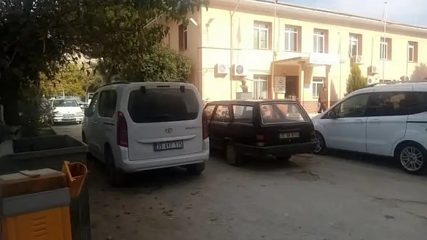 Kiraz Aile Sağlığı Merkezi'nin Girişi Araçlar Tarafından Kapatıldı