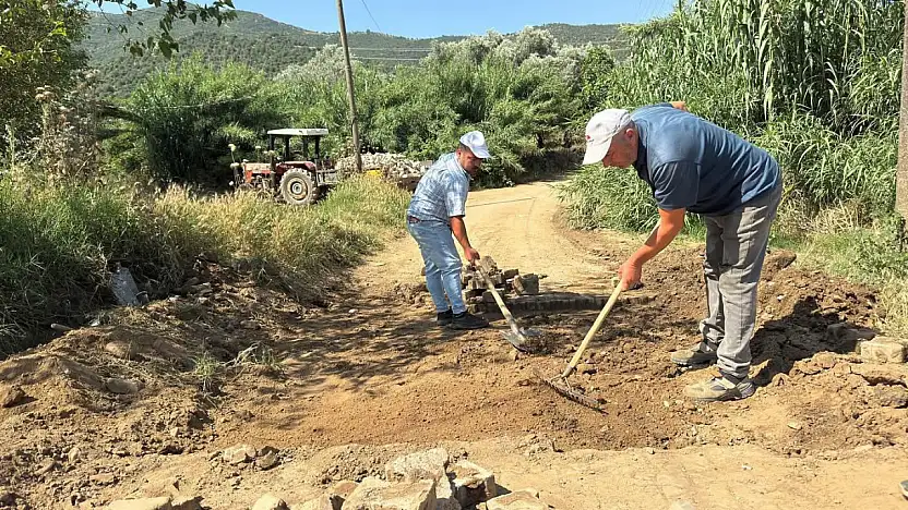 Kiraz Belediyesi Fen İşleri Ekipleri Haliller Mahallesi'nde Yol Tadilatı Yapıyor
