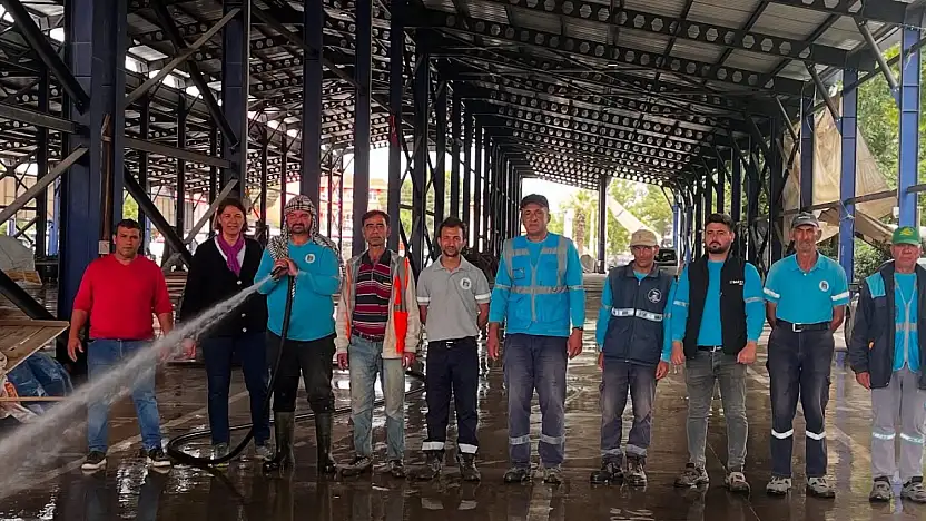 Kiraz Belediyesi'nden Cem Yazan Kapalı Pazar Yerinde Genel Temizlik Çalışması