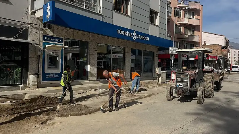 Kiraz Belediyesi'nden Cumhuriyet Mahallesi'nde Asfalt Yama Çalışması