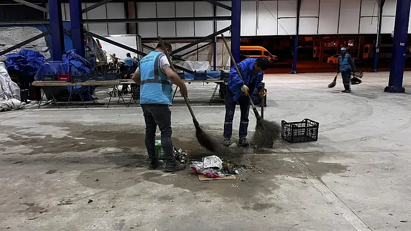 Kiraz Belediyesi'nden Pazar Sonrası Temizlik Çalışması