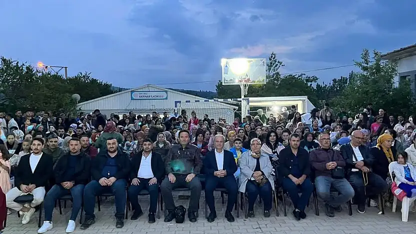Kiraz'da Mezuniyet Coşkusu: Müdür Mehmet Ak Öğrencilerin Sevincine Ortak Oldu