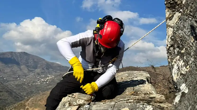 KÖYÜ TEHDİT EDEN KAYAYA TİRE BELEDİYESİ'NDEN MÜDAHALE