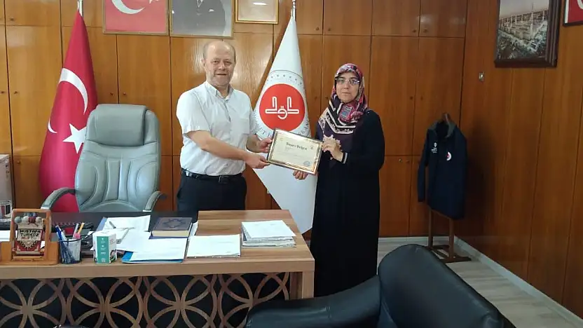 Kur'an Kursu Öğreticisi Neslihan Karasu'ya Diyanet'ten Başarı Belgesi
