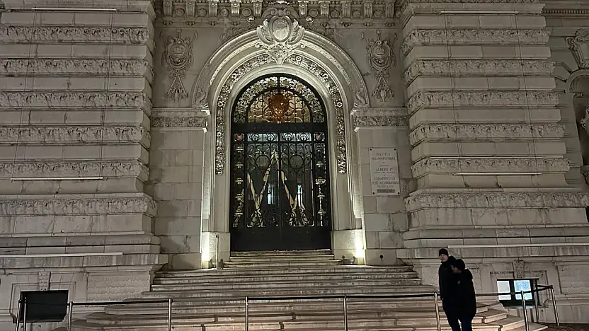 MONAKO PRENSLİĞİ'NİN TARİHİ SEMBOLÜ: PRENS SARAYI GECE IŞIKLARI ALTINDA