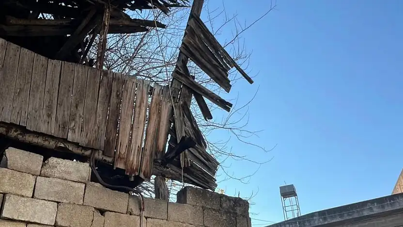 ÖDEMİŞ BADEMLİ MAHALLESİ'NDE METRUK YAPININ ÇATISI ENDİŞE YARATIYOR