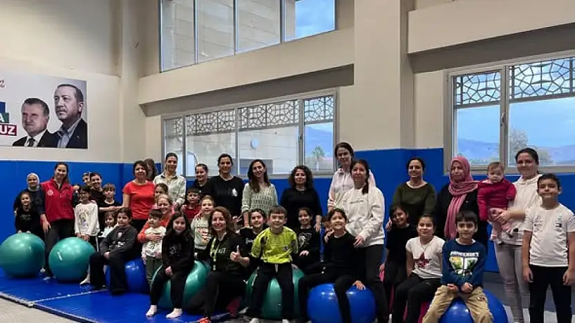 Ödemiş Gençlik Merkezi'nde 'Aile Yılı' kapsamında anneler ve çocuklar için zumba etkinliği