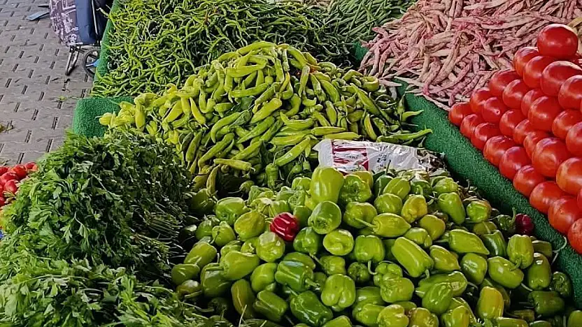 ÖDEMİŞ SALI PAZARI YÖRESEL BEREKETİYLE DİKKAT ÇEKİYOR