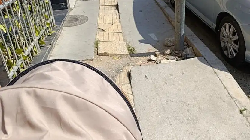 ÖDEMİŞ'TE BEBEK ARABALARI KALDIRIMLARDA İLERLEYEMİYOR