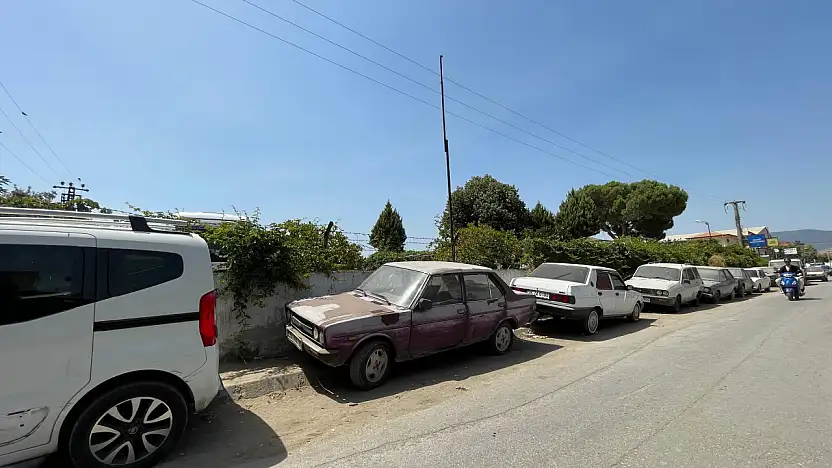 Ödemiş'te Hurda Araçlar Kaldırıldı, Kısa Süre Sonra Yeniden Aynı Yere Bırakıldı