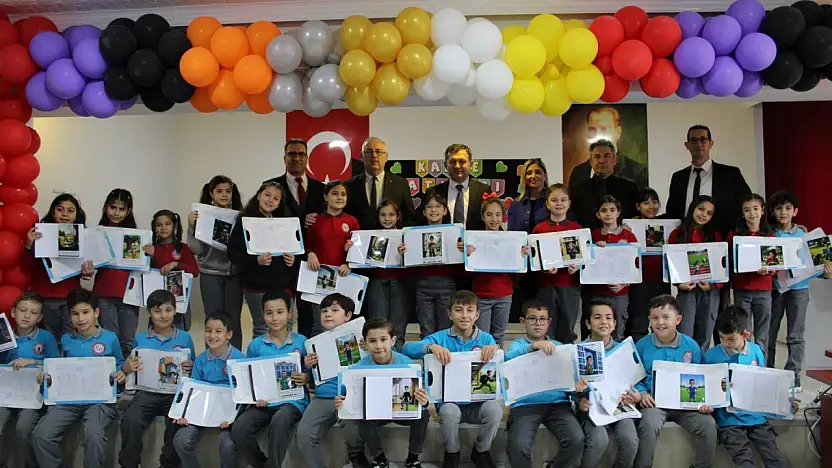 ÖDEMİŞ'TE KARNE HEYECANI YAŞANDI