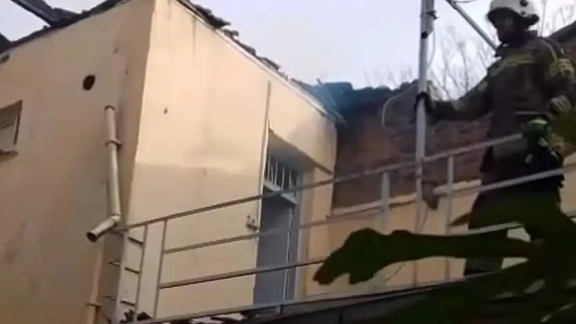 ÖDEMİŞ'TE METRUK BİNADA ÇIKAN ÇATI YANGINI KISA SÜREDE SÖNDÜRÜLDÜ