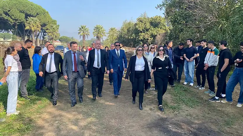 Ödemiş'te Osmaniye Yer Fıstığı Hasadı Gerçekleştirildi