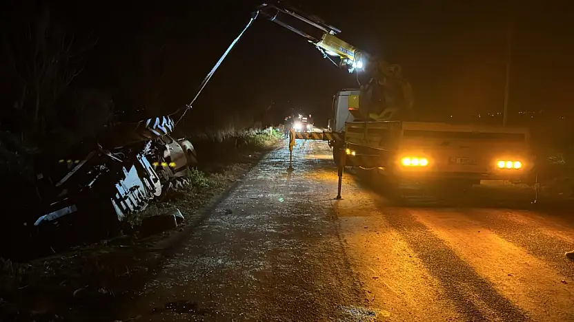 ÖDEMİŞ'TE TRAFİK KAZASI: İKİ YARALI