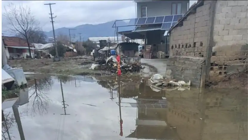 ÖDEMİŞ'TE YAĞMUR YAĞDI, MAHALLE BATTI