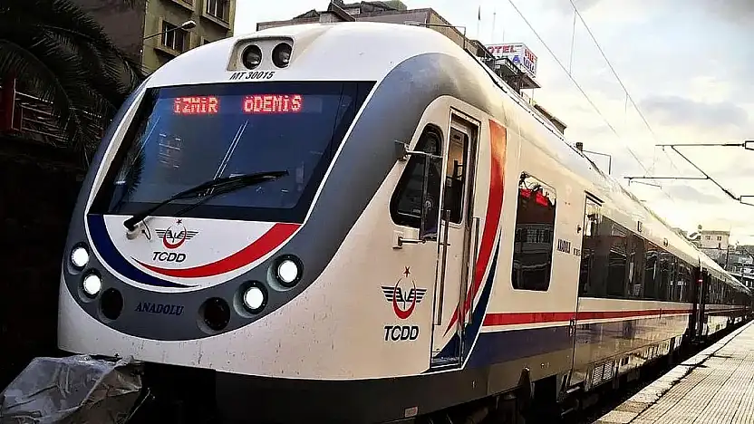 Ödemiş Treni Çatal Mevkiinde Arızalandı: Yolcular Saatlerce Bekledi