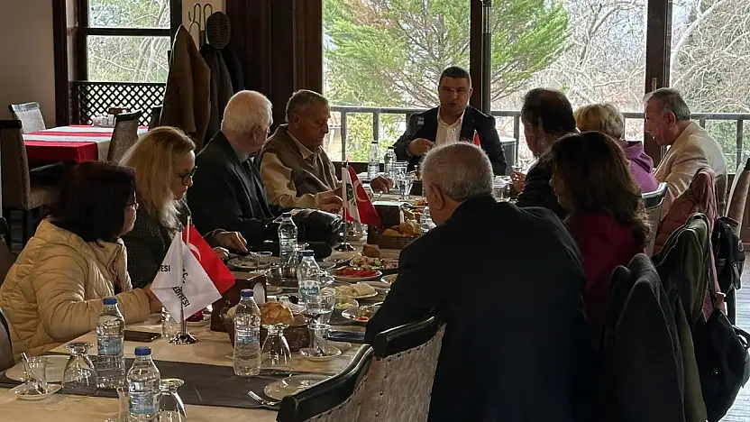 Okuroğlu edebiyatçılarla buluştu