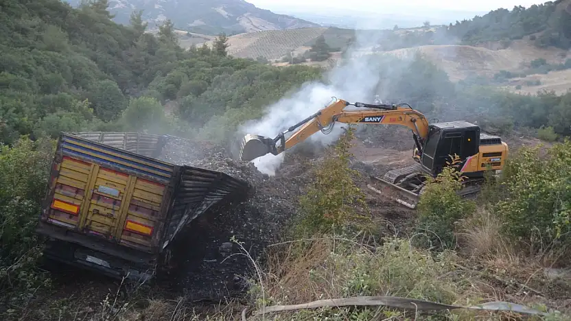 Salihli-Ödemiş Yolunda Kaza: Plastik Atık Yüklü Kamyon Devrildi, Yangın Paniği Yaşandı