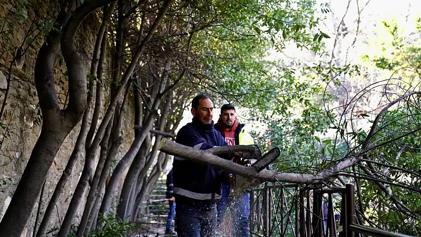 TİRE BELEDİYESİ FIRTINAYA RAĞMEN SAHADA