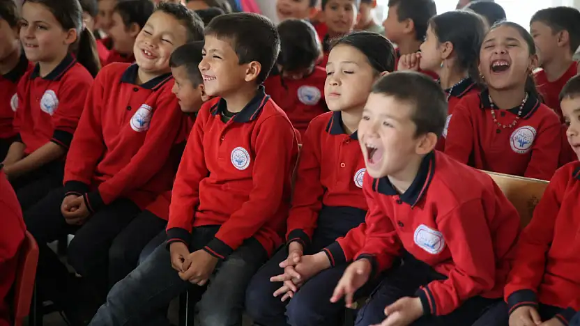 Tire Belediyesi'nden Köy Okullarına Tiyatro Desteği