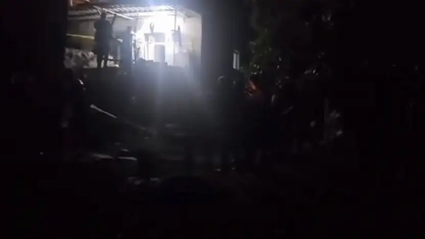 TİRE'DE KAN DONDURAN CİNAYET: OĞLUNU ÖLDÜRÜP EŞİNİ YARALAYAN BABA HER YERDE ARANIYOR