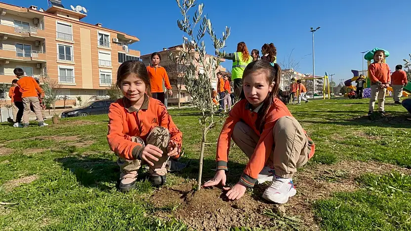 Tire'de Öğrenciler, Zeytin Fidanlarını Toprakla Buluşturdu