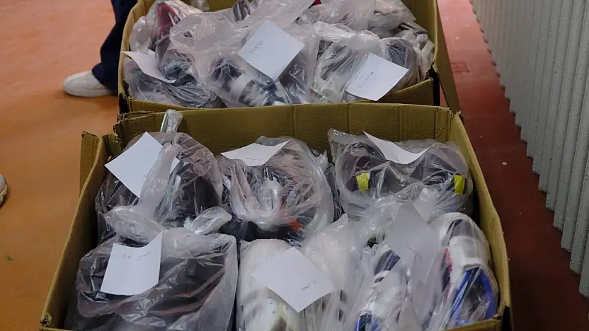 TİRE'DE ÖĞRENCİLERE KARNE HEDİYESİ: AYAKKABI SEVİNCİ