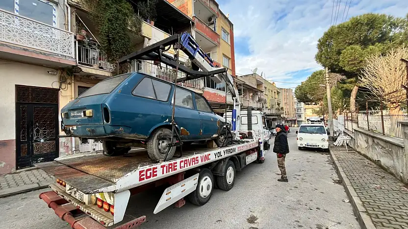 TİRE'DE TERK EDİLMİŞ ARAÇLAR TOPLANDI, YEDİEMİN OTOPARKINA ÇEKİLDİ
