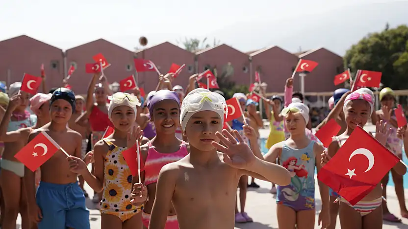 Tire'de Zafer Bayramı Coşkusu Yüzme Yarışmasıyla Taçlandı