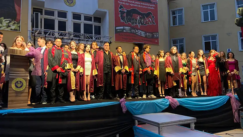 Tire Kutsan Anadolu Lisesi'nde Mezuniyet Coşkusu