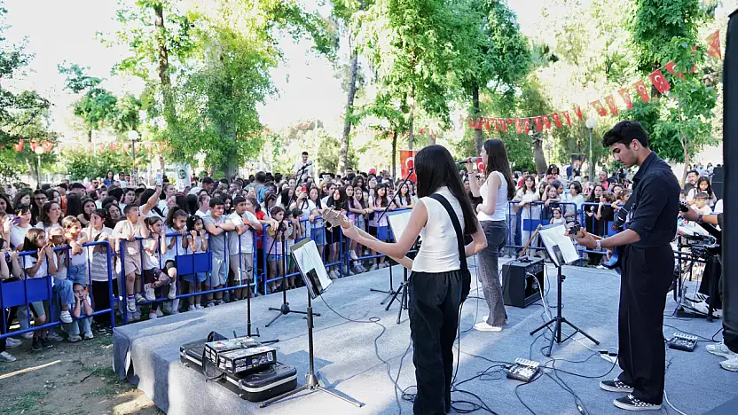Tireli gençler 19 Mayıs'ı rengarenk kutladı