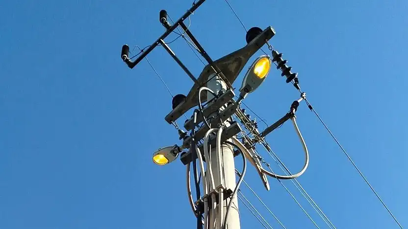 ÜÇ EYLÜL MAHALLESİ SOKAK LAMBALARI DURMAKSIZIN YANIYOR