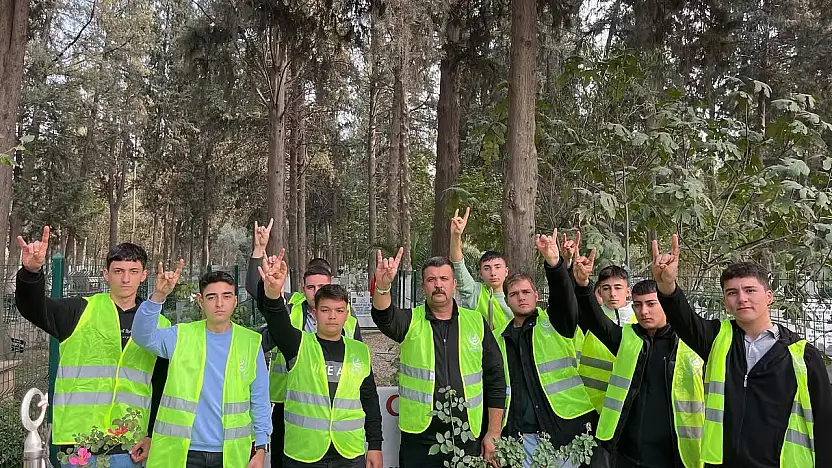 Ülkü Ocakları Ödemiş'te Şehitliği Ziyaret Etti ve Temizlik Çalışması Yaptı