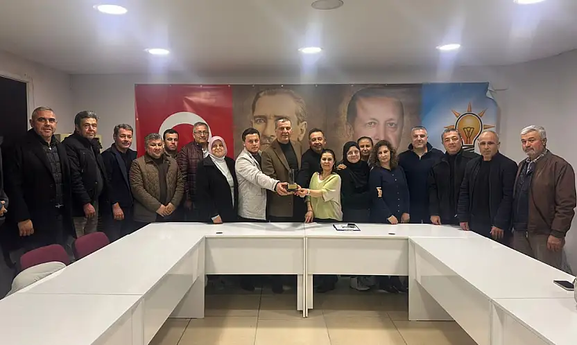 ARİS MEDYA A.Ş. VE VİZYON MEDYA'DAN BAŞKAN MURAT ÖNCEL'E 'YILIN İLÇE BAŞKANI' ÖDÜLÜ