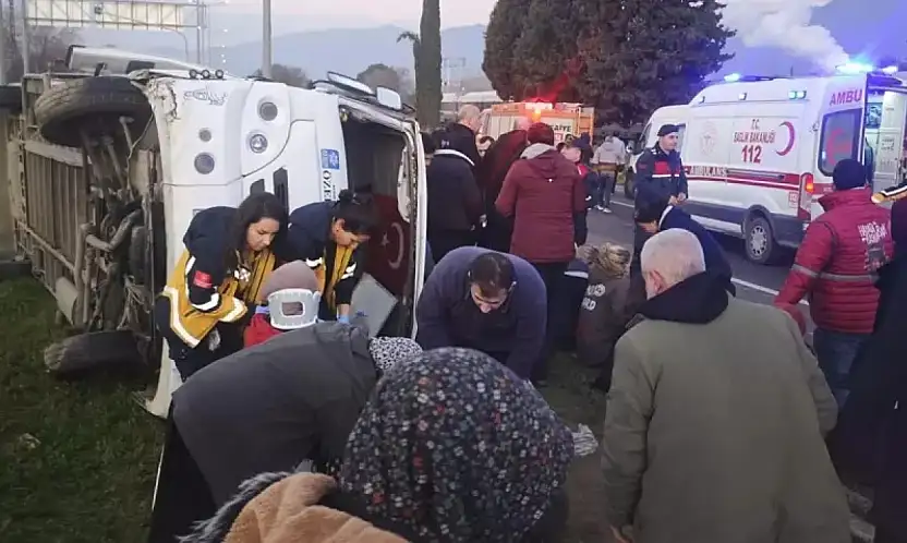 AYDIN'DA SERVİS MİNİBÜSÜ DEVRİLDİ: 16 YARALI