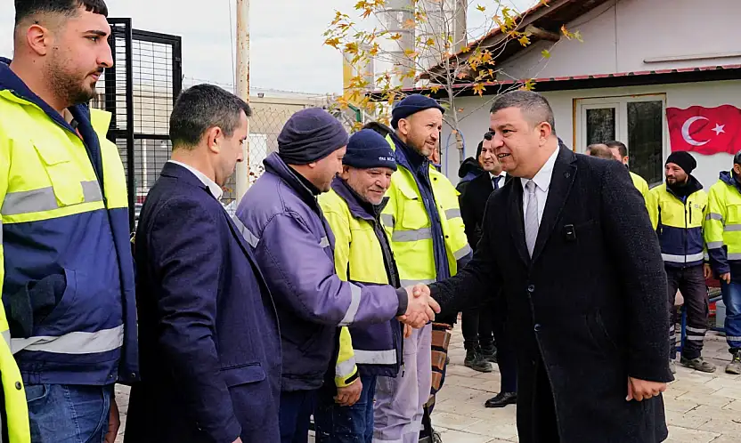 BAŞKAN OKUROĞLU BELEDİYE PERSONELİNİN YENI YILINI KUTLADI