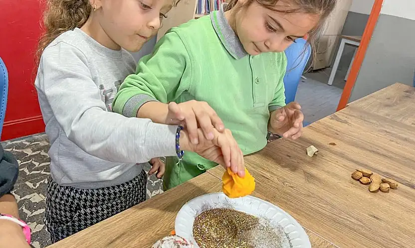 Bayındır'da Minik Ellerle Rengârenk Çiçekler Açtı