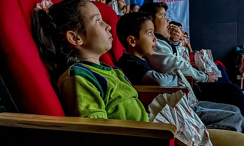 Bayındır'da Miniklerle Sinema Keyfi: Rafadan Tayfa Etkinliği Renkli Görüntülere Sahne Oldu