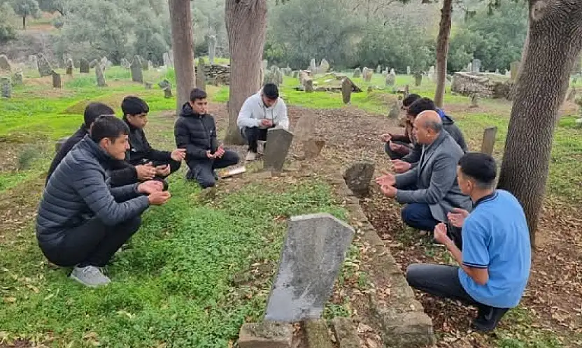 Bayındır'da Öğretmen ve Öğrenciler, Vefat Eden Öğretmenleri Kabirleri Başında Andı