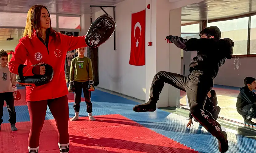 BAYINDIR GENÇLİK MERKEZİNDE KICK BOKS HEYECANI YAŞANDI