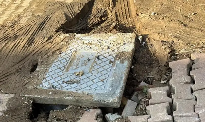 BİRGİ'DE YAĞIŞ SONRASI YOL ÇÖKTÜ – ARAÇLAR ÇUKURA DÜŞÜYOR