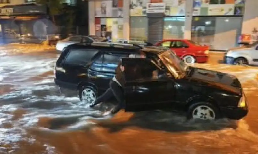 BUCA'DA SEL KABUSU: ARAÇLAR SÜRÜKLENDİ, VATANDAŞLAR CANINI ZOR KURTARDI