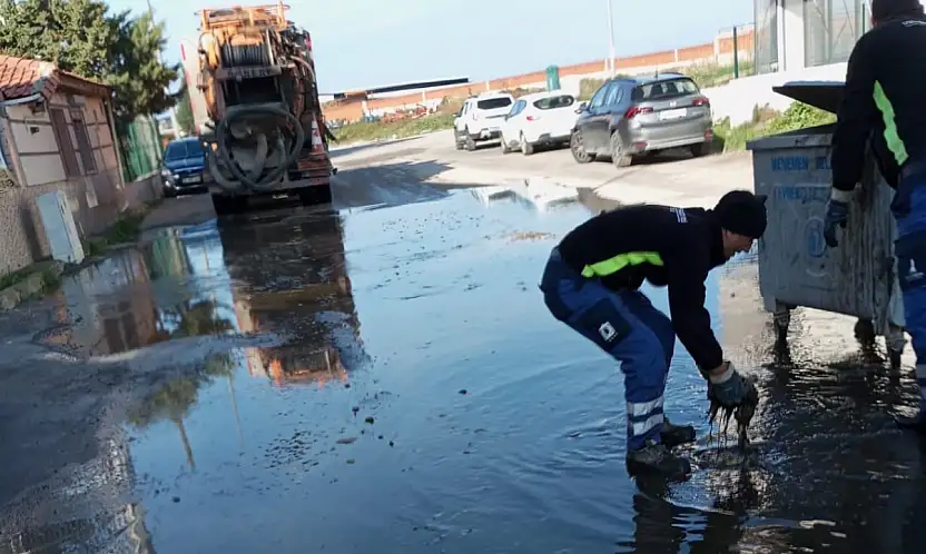 GAZİ MUSTAFA KEMAL MAHALLESİ'NDE KANALİZASYON ÇİLESİ: ÖĞRENCİLER PİS SU İÇİNDE OKULA GİDİYOR
