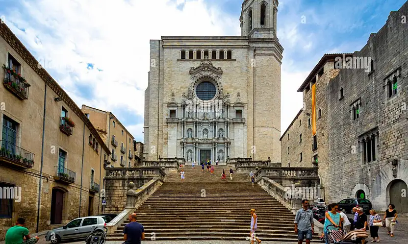 GİRONA KATEDRALİ İSPANYA'NIN KATALONYA BÖLGESİNDEKİ EN İKONİK YAPILARINDAN BİRİ OLARAKYENİ YILA ÖZEL ETKİNLİKLERLE GÜNDEMDE