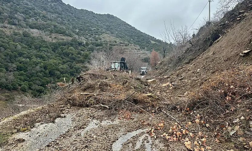 Heyelan yolu kapattı: Ekipler, seferber oldu